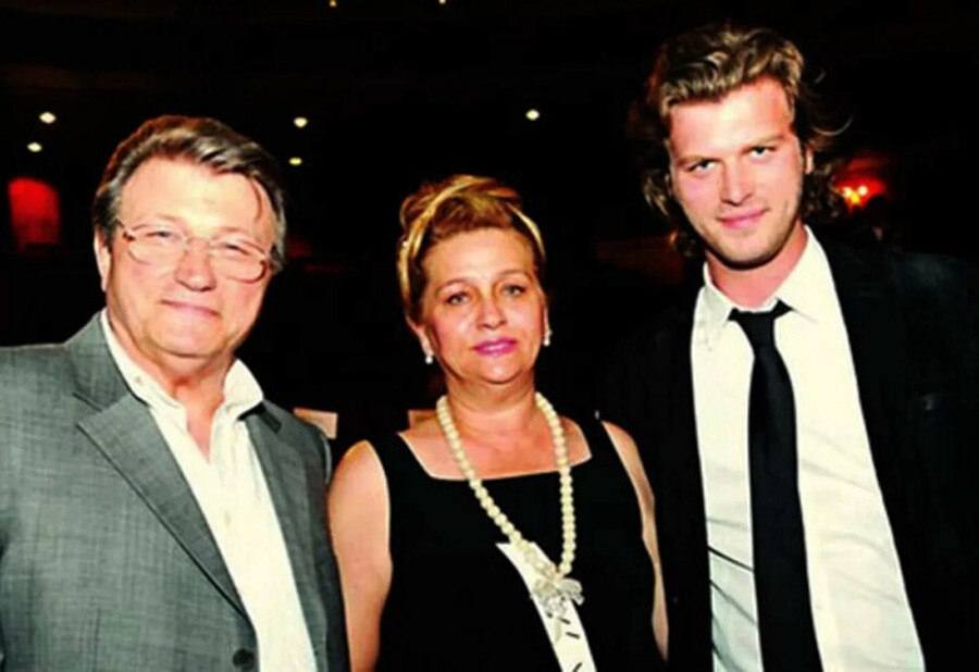 Aile dizisinin Aslan'ı Kıvanç Tatlıtuğ kardeşleriyle poz verdi, gören herkes aynı yorumu yaptı