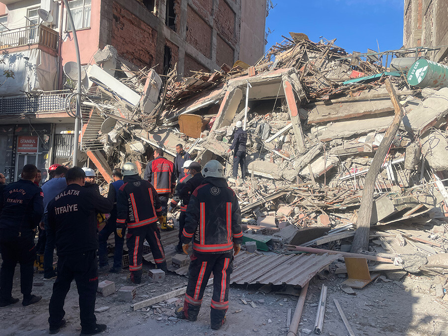 Malatya'da 6 katlı bina çöktü! Ekipler saniyelerle kurtuldu Malatya'da 6 katlı bina çöktü! Ekipler saniyelerle kurtuldu