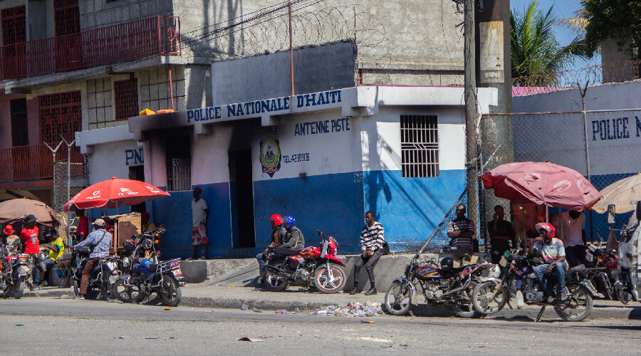Haitililer çıldırdı: Önce linç ettiler, sonra ateşe verdiler