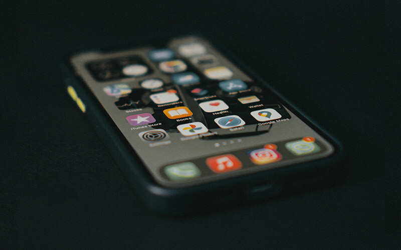 <p>Bu uygulamada kullanıcılar, her gün o anda ne yaptıklarını gösteren ve sadece belli bir süre görünen bir fotoğraf paylaşıyor. Bu özelliğiyle Instagram’ın sürekli gönderi ya da Reels paylaşma, hikaye oluşturma alışkanlığını kırarak daha orijinal, ana odaklanan bir uygulama olarak karşımıza çıkıyor.</p>