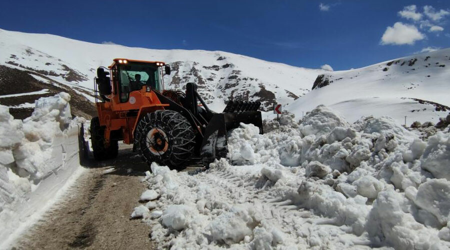 Van’da iki mevsim yaşanıyor: Bir yanda kara kış bir yanda bahar