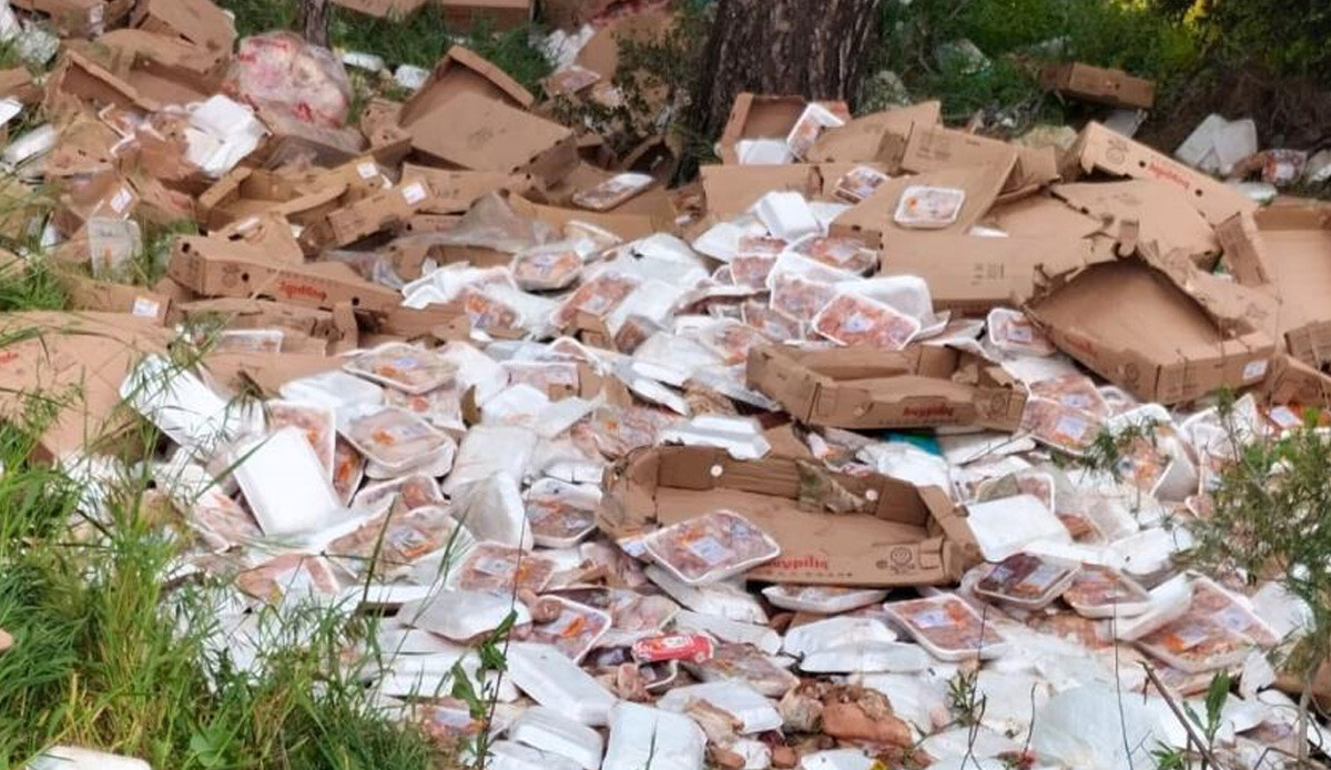 Tepki çeken görüntüler Muğla'dan! Ormanlık alana paket paket tavuk döküldü