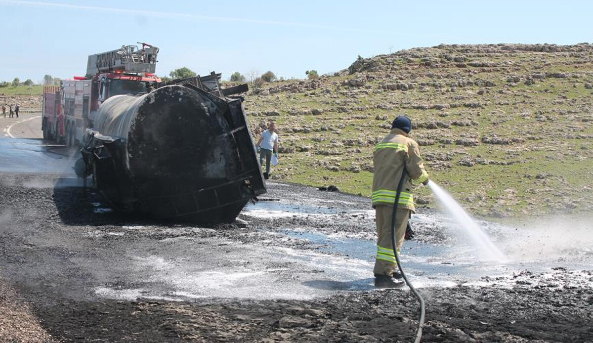 Şırnak'ta dehşet kaza! Ham petrol yüklü tır kamyonetle çarpıştı, yangın çıktı: 2 ölü, 4 yaralı