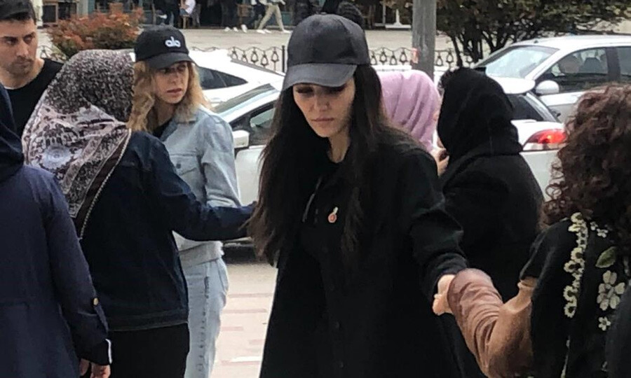 Hande Erçel'in acı kaybı... Dedesini son yolculuğuna uğurladı
