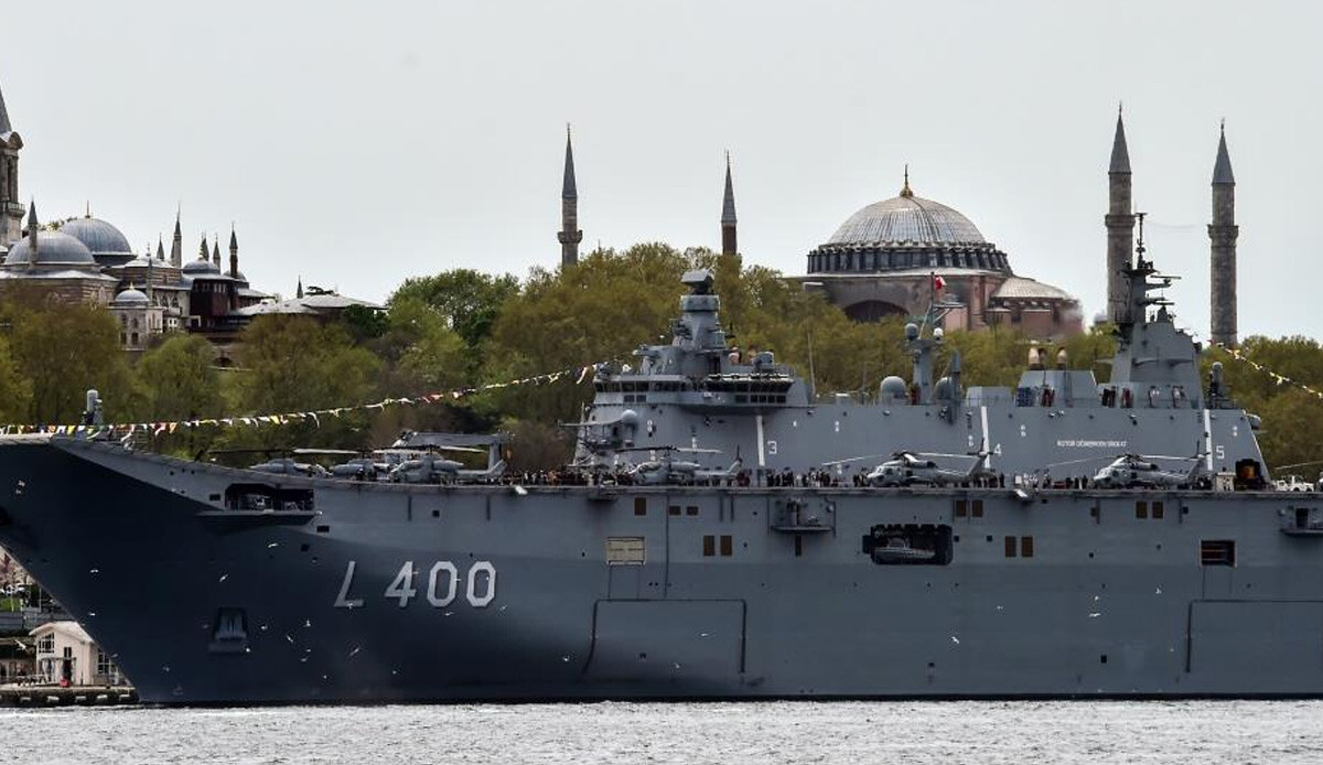 Bir yanda Ayasofya bir yanda TCG Anadolu! İstanbul