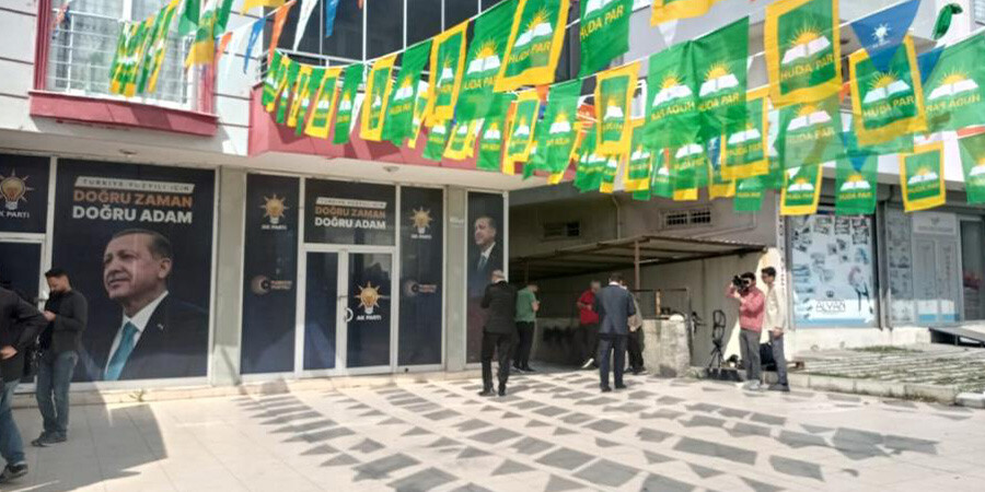 AK Parti'den listeye giren HÜDAPAR'lı adayın lokaline ses bombası atıldı