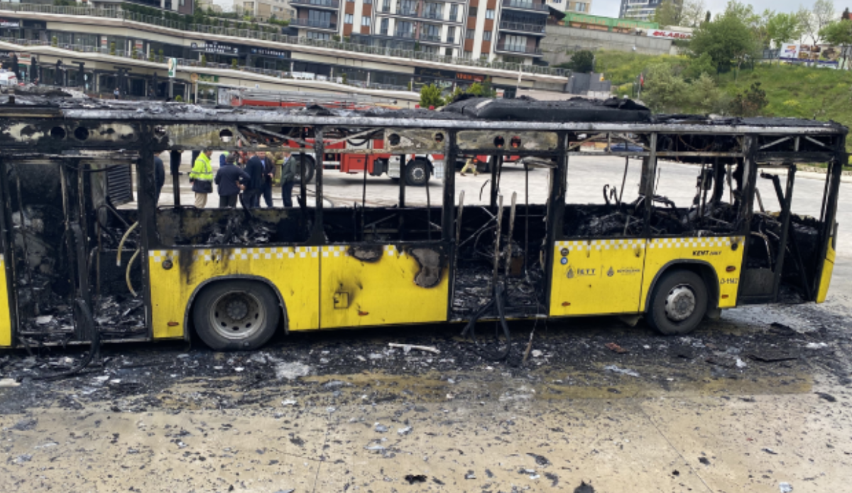 İstanbul&#039;da İETT otobüsü alev alev yandı