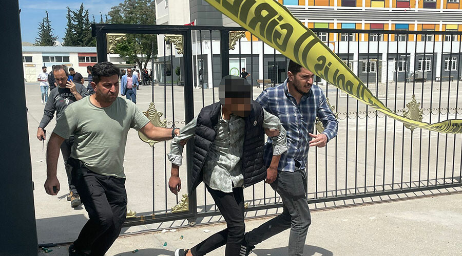 Lise öğrencisi okulda dehşet saçtı: Saldırı anı kamerada Lise öğrencisi okulda dehşet saçtı: Saldırı anı kamerada