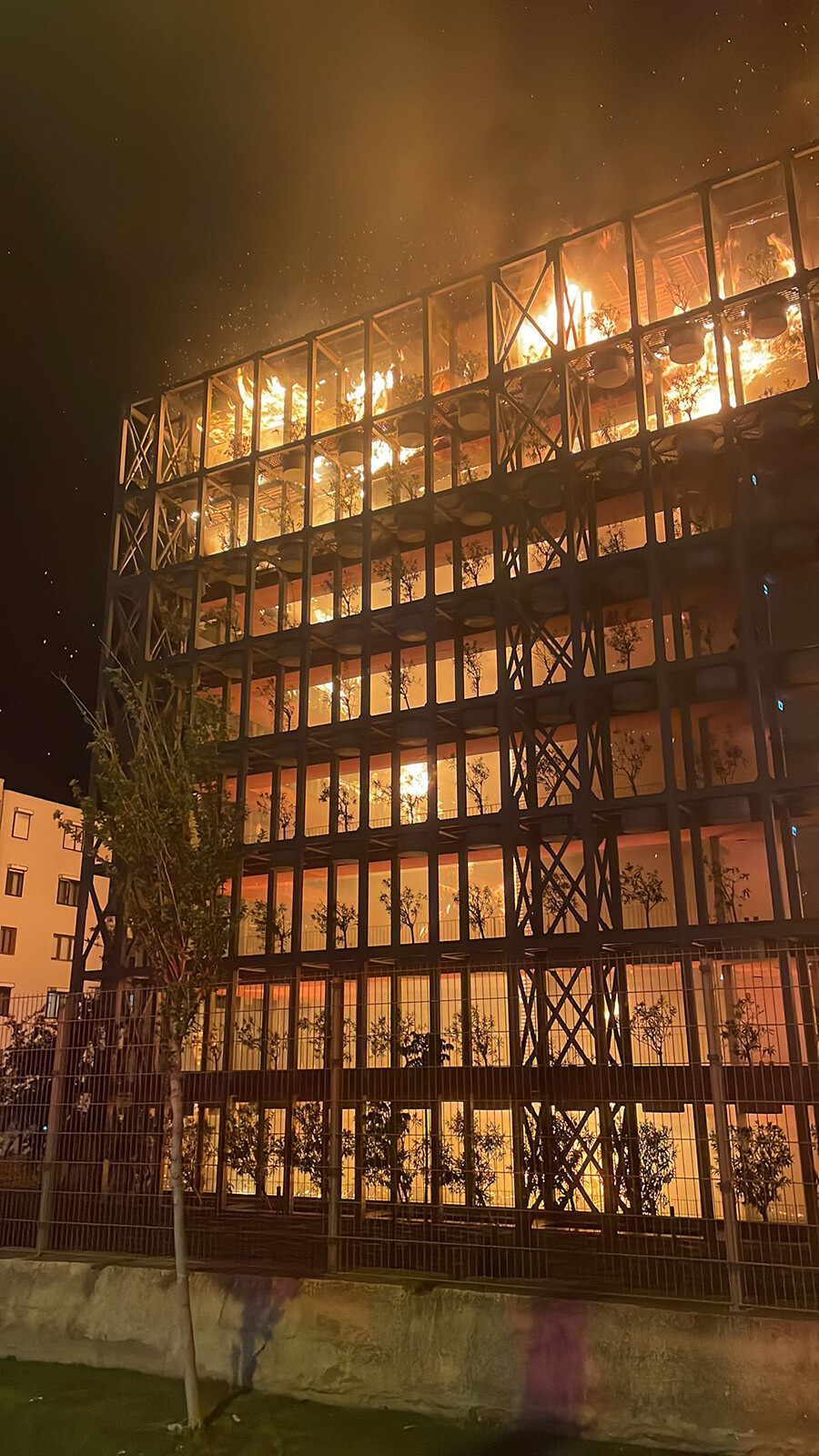 İzmir'de sıcak saatler! Folkart Sitesi’ndeki yangın 7 saatte kontrol altında