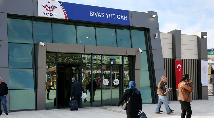 Ankara-Sivas Yüksek Hızlı Treni ilk seferini yaptı: Ücretsiz olduğunu duyan vatandaş gara akın etti Ankara-Sivas Yüksek Hızlı Treni ilk seferini yaptı: Ücretsiz olduğunu duyan vatandaş gara akın etti