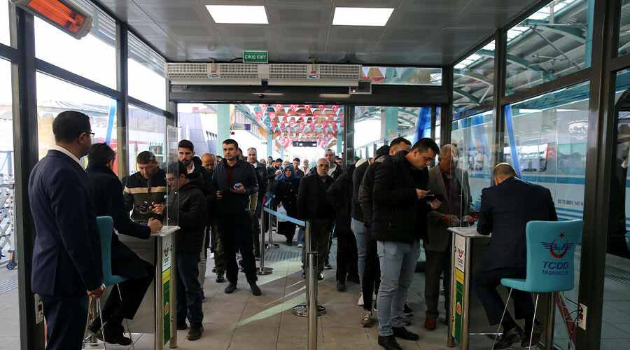 Ankara-Sivas Yüksek Hızlı Treni ilk seferini yaptı: Ücretsiz olduğunu duyan vatandaş gara akın etti Ankara-Sivas Yüksek Hızlı Treni ilk seferini yaptı: Ücretsiz olduğunu duyan vatandaş gara akın etti