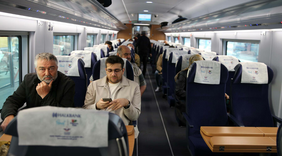 Ankara-Sivas Yüksek Hızlı Treni ilk seferini yaptı: Ücretsiz olduğunu duyan vatandaş gara akın etti Ankara-Sivas Yüksek Hızlı Treni ilk seferini yaptı: Ücretsiz olduğunu duyan vatandaş gara akın etti