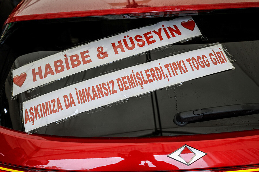 Togg ile bir hayal daha gerçek oldu! Genç çift, yerli otomobili gelin arabası yaptı Togg ile bir hayal daha gerçek oldu! Genç çift, yerli otomobili gelin arabası yaptı