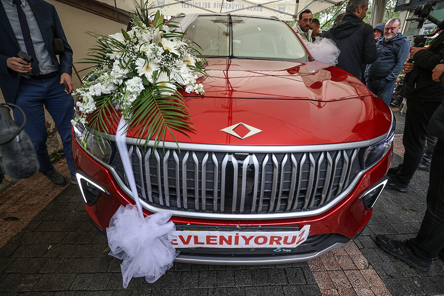 Togg ile bir hayal daha gerçek oldu! Genç çift, yerli otomobili gelin arabası yaptı Togg ile bir hayal daha gerçek oldu! Genç çift, yerli otomobili gelin arabası yaptı