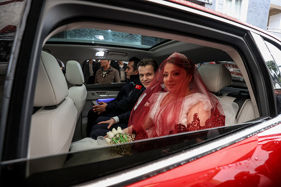 Togg ile bir hayal daha gerçek oldu! Genç çift, yerli otomobili gelin arabası yaptı Togg ile bir hayal daha gerçek oldu! Genç çift, yerli otomobili gelin arabası yaptı