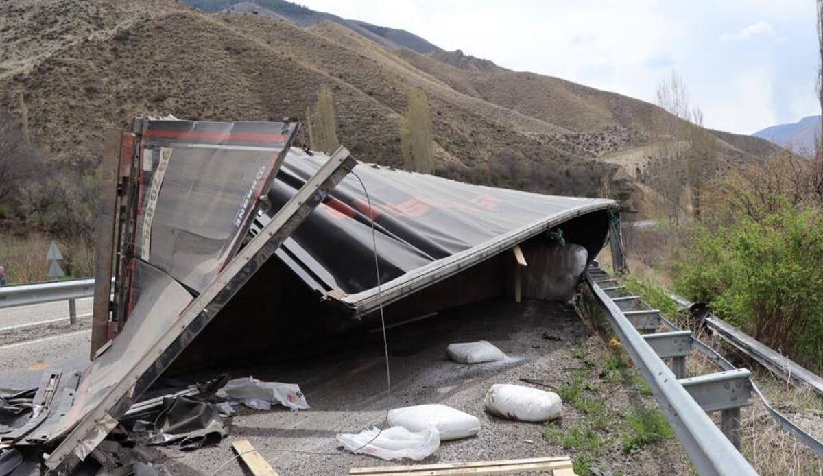 Son 10 yılda 50 kişinin öldüğü 'Ölüm Kavşağı'nda yeni kaza: Tır 50 metre sürüklendi