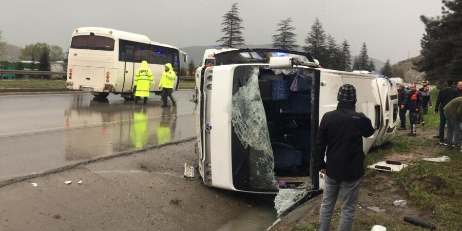 Isparta’da servis aracı devrildi: 17 yaralı Isparta’da servis aracı devrildi: 17 yaralı