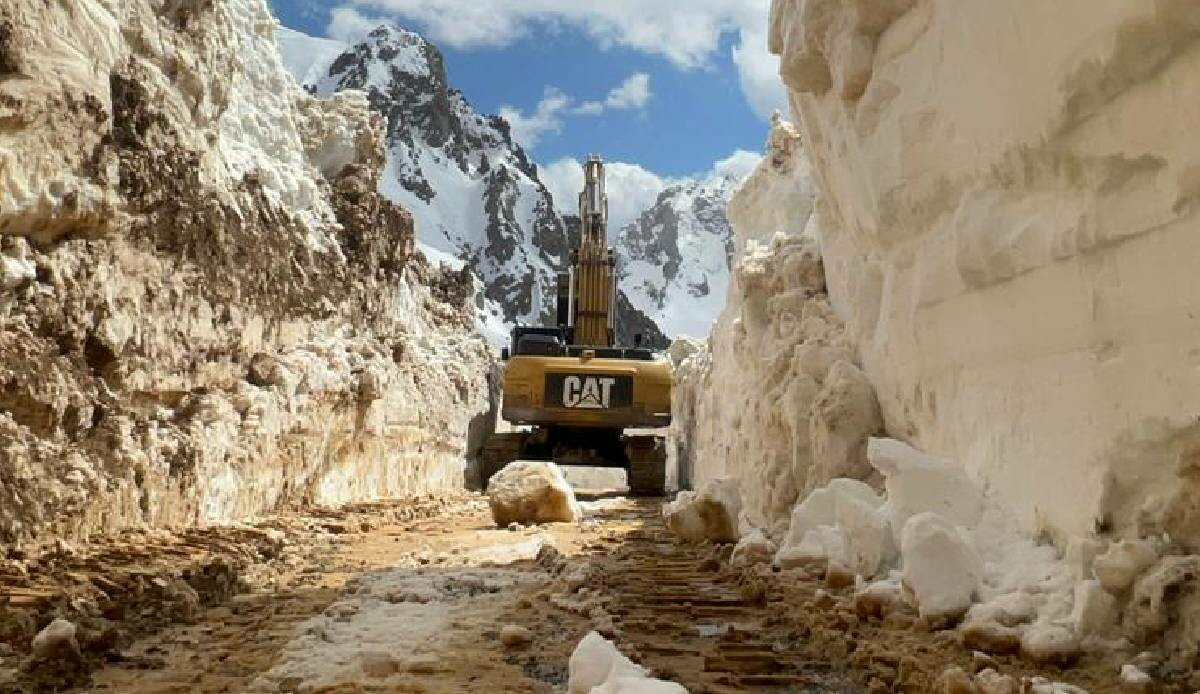 Nisan ayında kar kalınlığı 7 metreyi buldu… Vatandaşların yardımına ekipler koştu