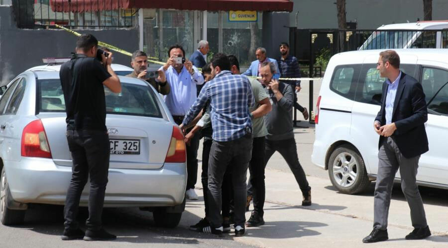Lise öğrencisi okulda dehşet saçtı: Saldırı anı kamerada Lise öğrencisi okulda dehşet saçtı: Saldırı anı kamerada