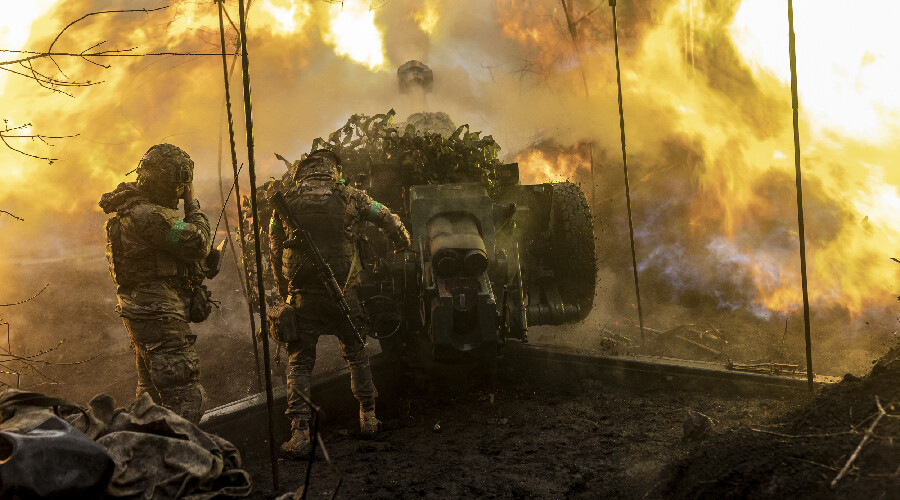 Ukrayna direnebilecek mi? Ruslar Bahmut'ta cephe hattı mevzilerini topa tutuyor