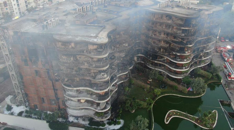 Alevler gökyüzünü aydınlattı... İzmir'deki site yangınında hasar gün ağarınca ortaya çıktı Alevler gökyüzünü aydınlattı... İzmir'deki site yangınında hasar gün ağarınca ortaya çıktı