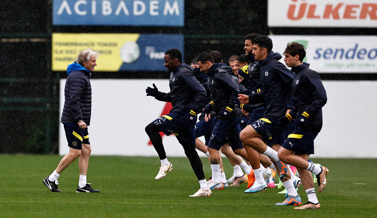 Fenerbahçe'de duvar çöktü: Stoper endişesi Fenerbahçe'de duvar çöktü: Stoper endişesi