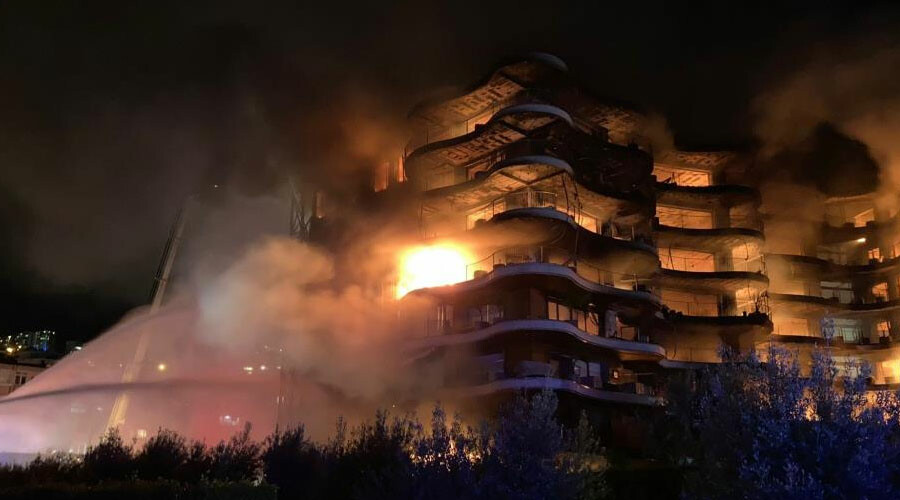 Alevler gökyüzünü aydınlattı... İzmir'deki site yangınında hasar gün ağarınca ortaya çıktı Alevler gökyüzünü aydınlattı... İzmir'deki site yangınında hasar gün ağarınca ortaya çıktı