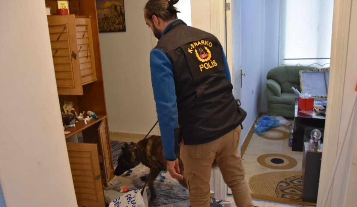 ‘Kökünü Kurutma Operasyonu' bu kez Nevşehir'de: 49 adrese eş zamanlı operasyonda 30 tutuklama ‘Kökünü Kurutma Operasyonu' bu kez Nevşehir'de: 49 adrese eş zamanlı operasyonda 30 tutuklama