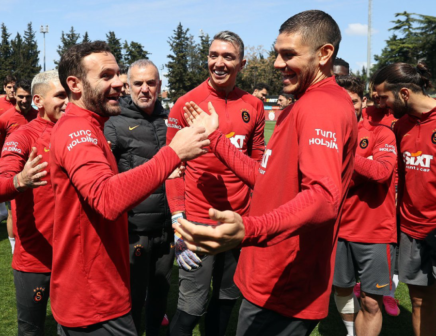 Florya'da renkli anlar: Beşiktaş - Galatasaray derbisi öncesi Juan Mata'ya sürpriz