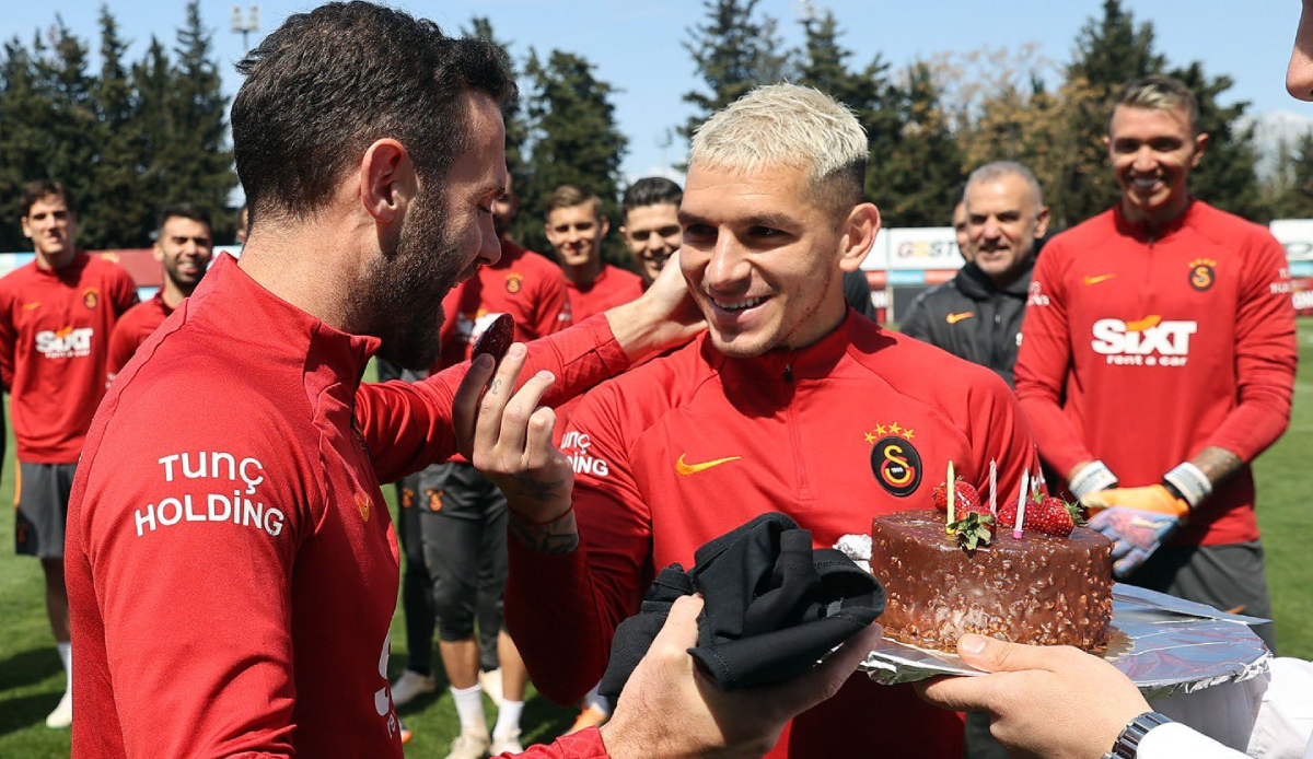 Florya'da renkli anlar: Beşiktaş - Galatasaray derbisi öncesi Juan Mata'ya sürpriz Florya'da renkli anlar: Beşiktaş - Galatasaray derbisi öncesi Juan Mata'ya sürpriz