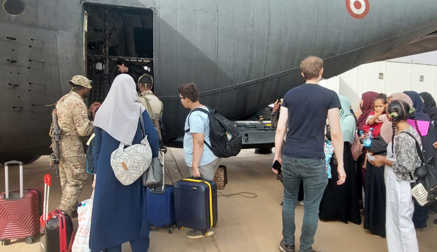 Son dakika: Sudan'a giden Türk tahliye uçağına ateş açıldı