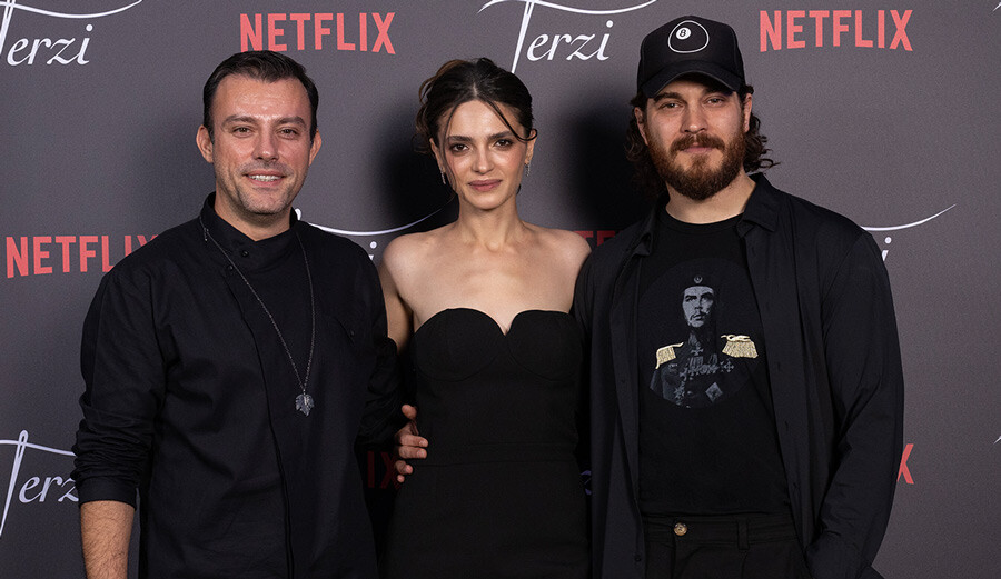 Başrolü olduğu dizinin galasına katılan Çağatay Ulusoy’un tarzı eleştirildi