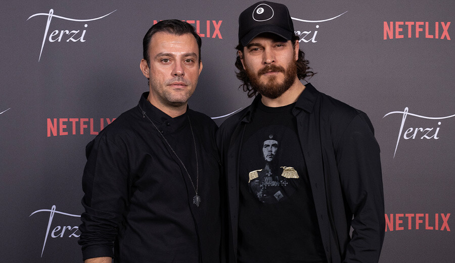 Başrolü olduğu dizinin galasına katılan Çağatay Ulusoy’un tarzı eleştirildi