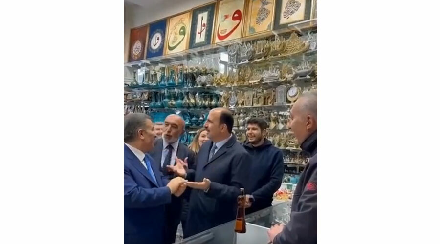 Bakan Koca ile esnaf arasında güldüren diyalog: Soruyu yanlış anladı, dükkandakiler kahkahaya boğuldu Bakan Koca ile esnaf arasında güldüren diyalog: Soruyu yanlış anladı, dükkandakiler kahkahaya boğuldu