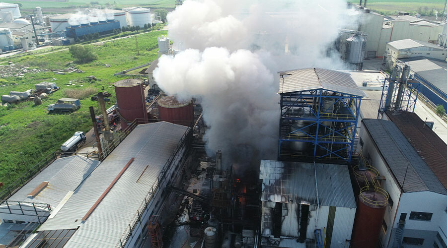 Kırklareli'nde kimya ve entegre atık tesisinde yangın: İtfaiye eri yaralandı