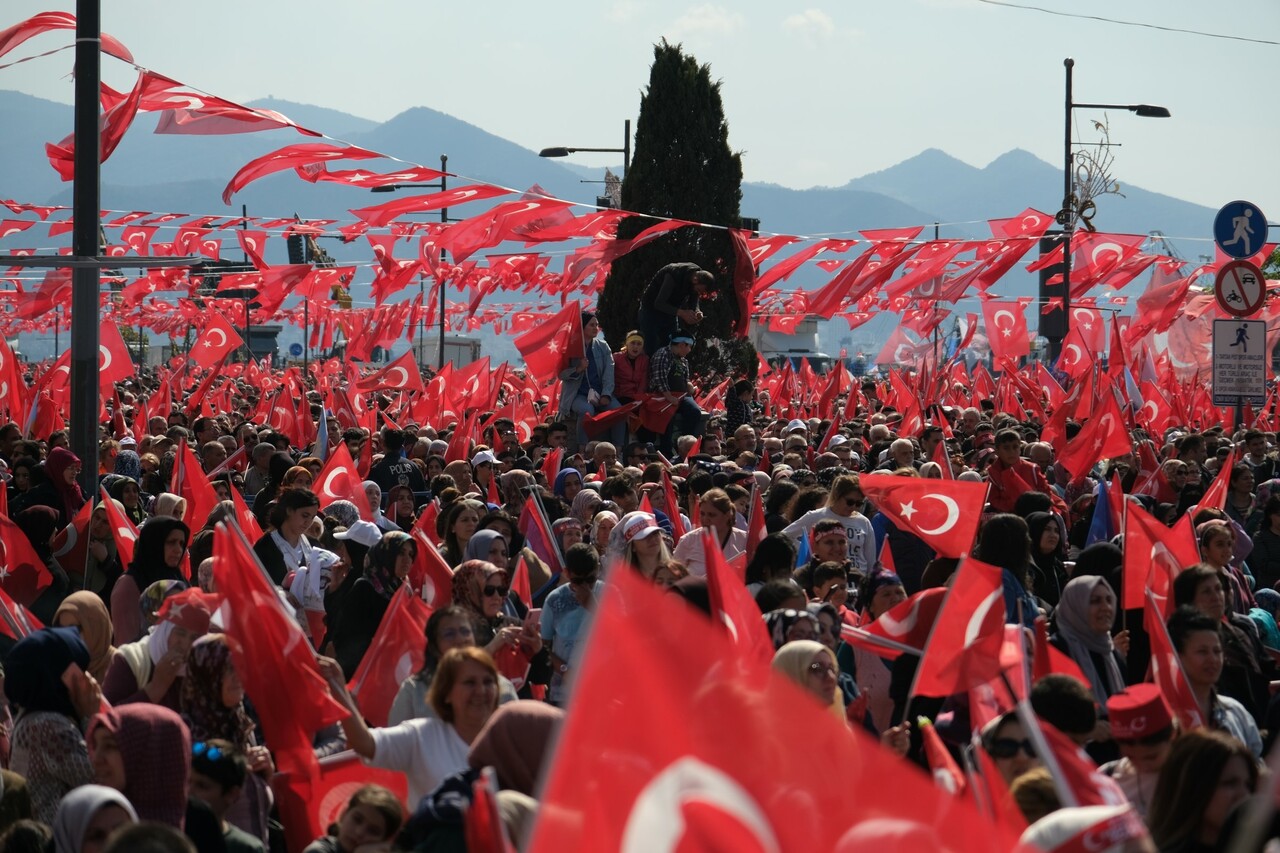<p>Gündoğdu Meydanı'nda yüz binlerce vatandaş miting alanını doldurdu.</p>