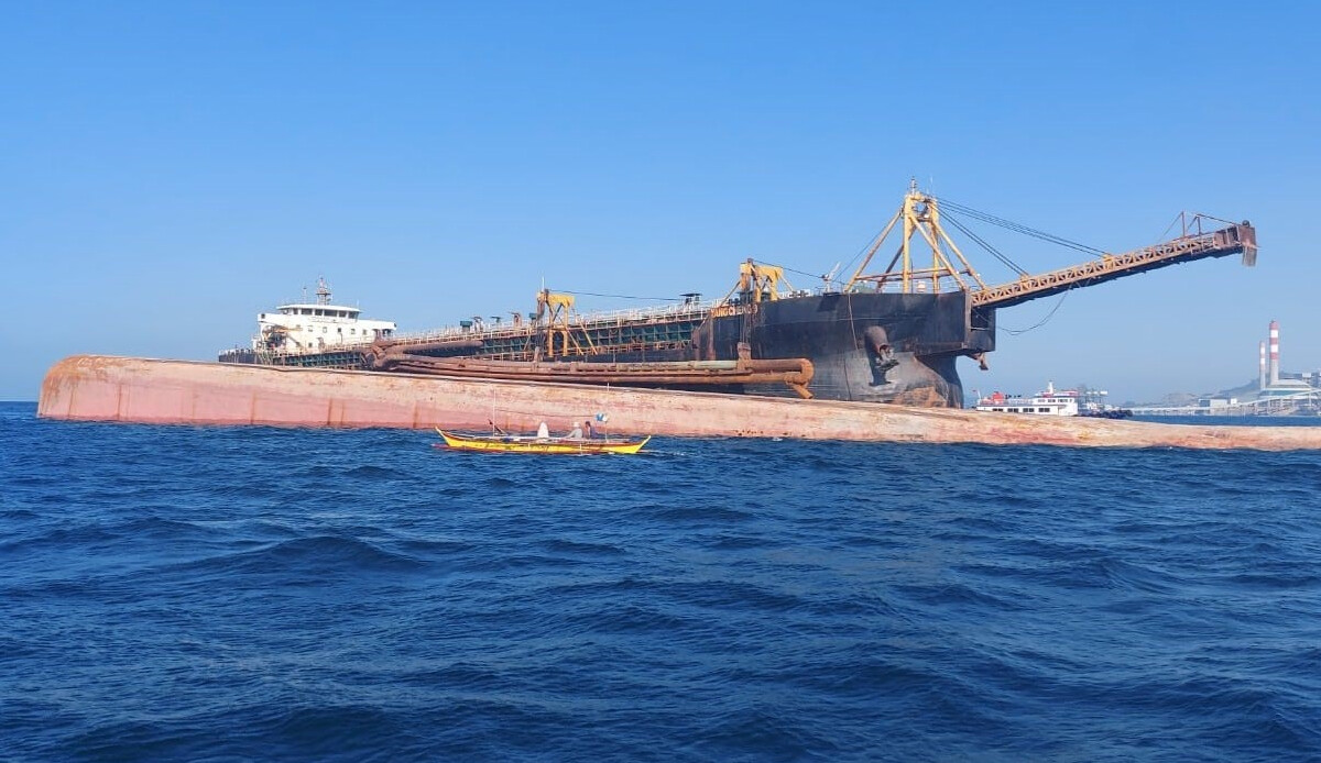 Yakıt tankeri tarak gemisiyle çarpıştı, Filipinler alarma geçti Yakıt tankeri tarak gemisiyle çarpıştı, Filipinler alarma geçti