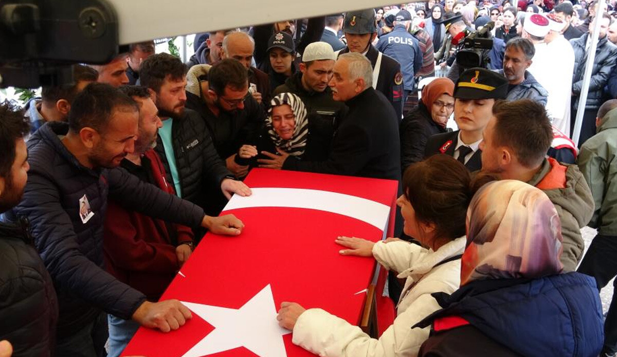 Acı dolu anlar! Şehit Jandarma Astsubay Üstçavuş Mehmet Gündüz son yolculuğuna uğurlandı Acı dolu anlar! Şehit Jandarma Astsubay Üstçavuş Mehmet Gündüz son yolculuğuna uğurlandı