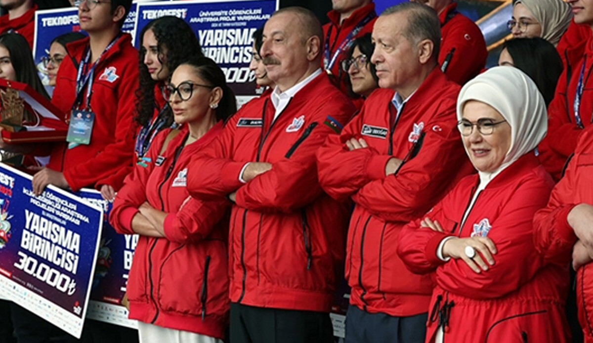 Emine Erdoğan'dan Türkiye'nin ilk uzay yolcularına tebrik mesajı Emine Erdoğan'dan Türkiye'nin ilk uzay yolcularına tebrik mesajı