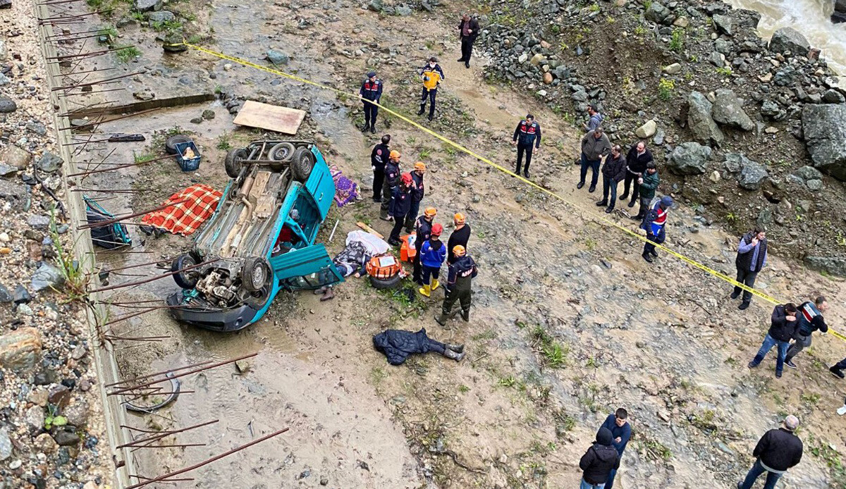 Rize'de feci kaza: Dereye uçan araçtaki 4 kişi hayatını kaybetti Rize'de feci kaza: Dereye uçan araçtaki 4 kişi hayatını kaybetti
