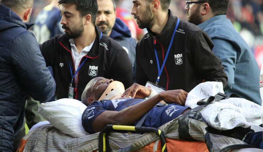 Enner Valencia bilinci açık şekilde ambulansla hastaneye kaldırıldı