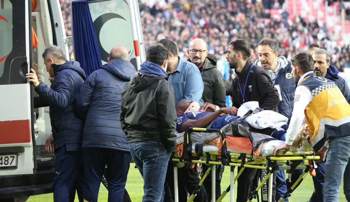 Enner Valencia bilinci açık şekilde ambulansla hastaneye kaldırıldı