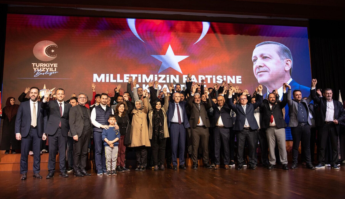 Zafer Partisi’nde istifa depremi: 300 kişi AK Parti saflarına geçti, Numan Kurtulmuş rozetleri taktı Zafer Partisi’nde istifa depremi: 300 kişi AK Parti saflarına geçti, Numan Kurtulmuş rozetleri taktı