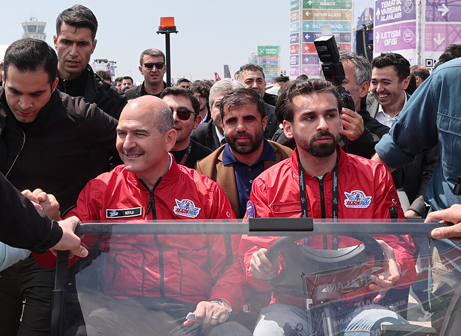 Bakan Soylu geç kaldığı mitinge motosikletle gitti Bakan Soylu geç kaldığı mitinge motosikletle gitti