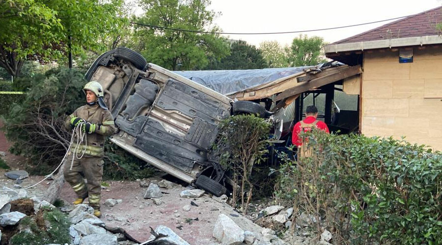 Otomobil kafenin bahçesine uçtu: Sürücü ağır yaralı