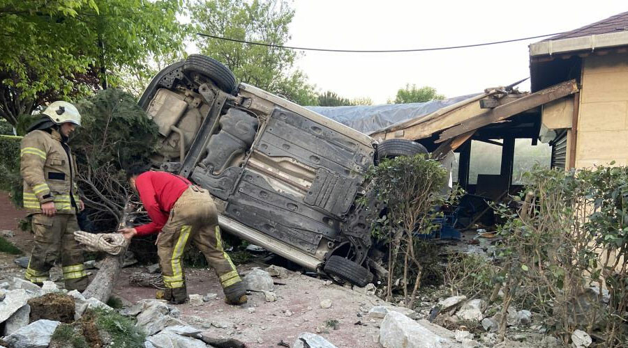 Otomobil kafenin bahçesine uçtu: Sürücü ağır yaralı