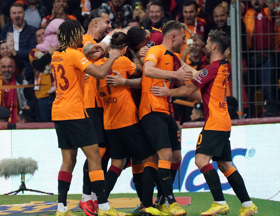 Şenol Güneş ve Okan Buruk'un 11'leri belli oldu! Derbide sürpriz kadro Şenol Güneş ve Okan Buruk'un 11'leri belli oldu! Derbide sürpriz kadro