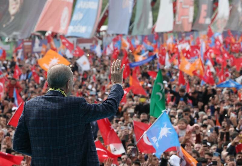 <p>İzmir'de tarihi mitingin ardından Cumhurbaşkanı Erdoğan bugün de başkent Ankara'da büyük bir kalabalığa seslendi.</p>