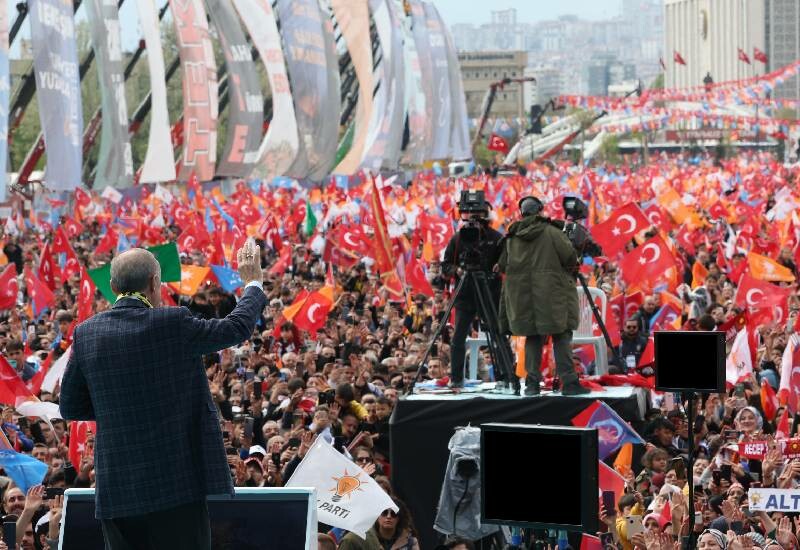 <p>Coşkulu kalabalığa hitap eden Cumhurbaşkanı Erdoğan'ın sözleri sık sık tezahüratlarla kesildi.</p>