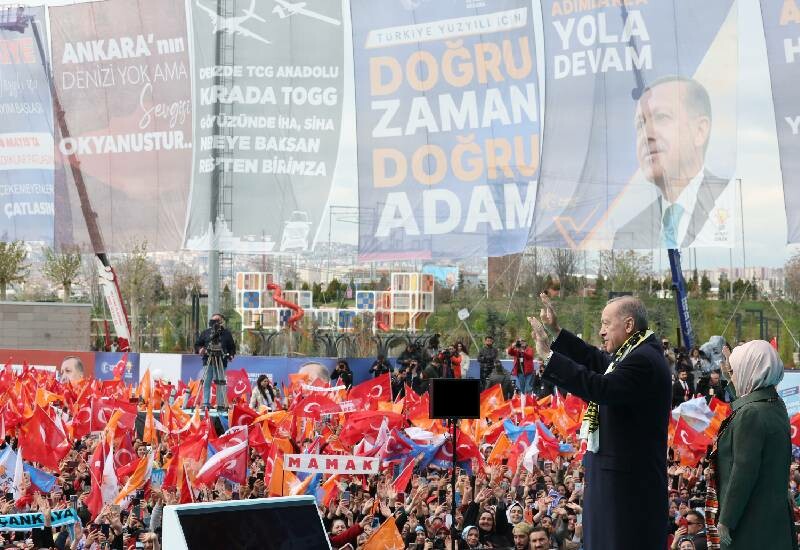 <p>Başkent Millet Bahçesi'ndeki miting alanı tarihi bir kalabalığa imza attı.</p>